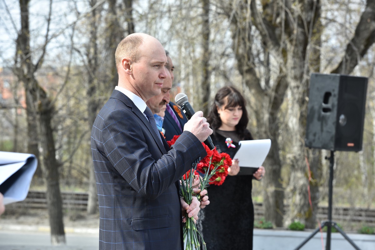 День Победы для работников Златмаша, ветеранов войны и труда, тружеников тыла, а также жителей района машиностроительного завода начался с митинга у обелиска Славы
