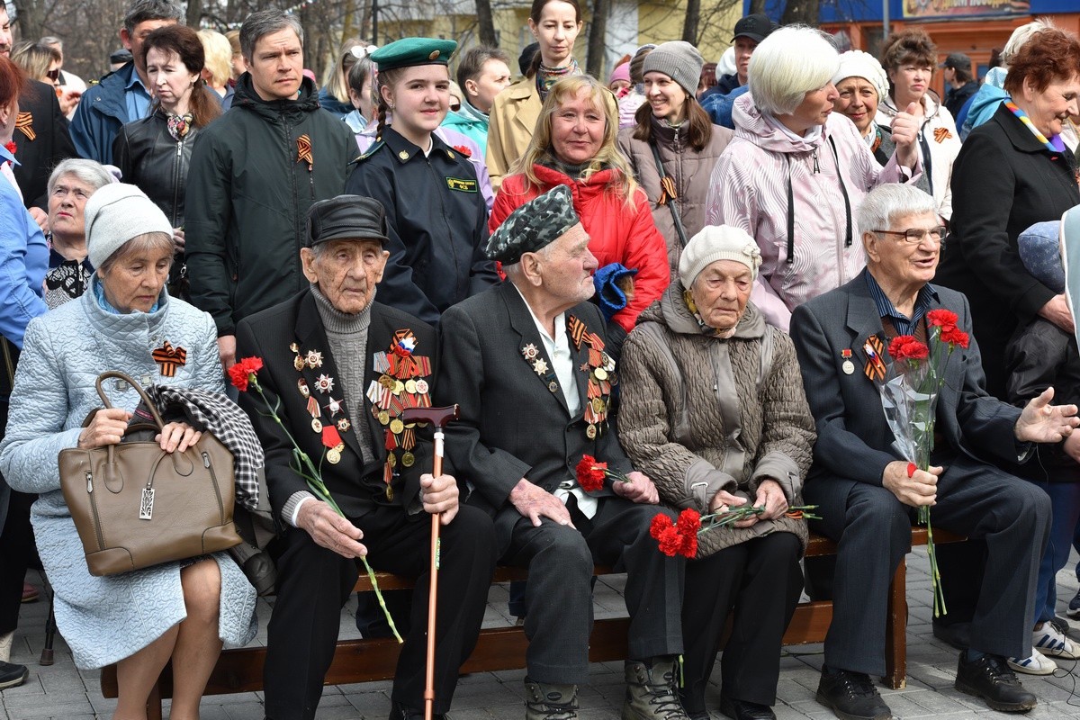 День Победы для работников Златмаша, ветеранов войны и труда, тружеников тыла, а также жителей района машиностроительного завода начался с митинга у обелиска Славы